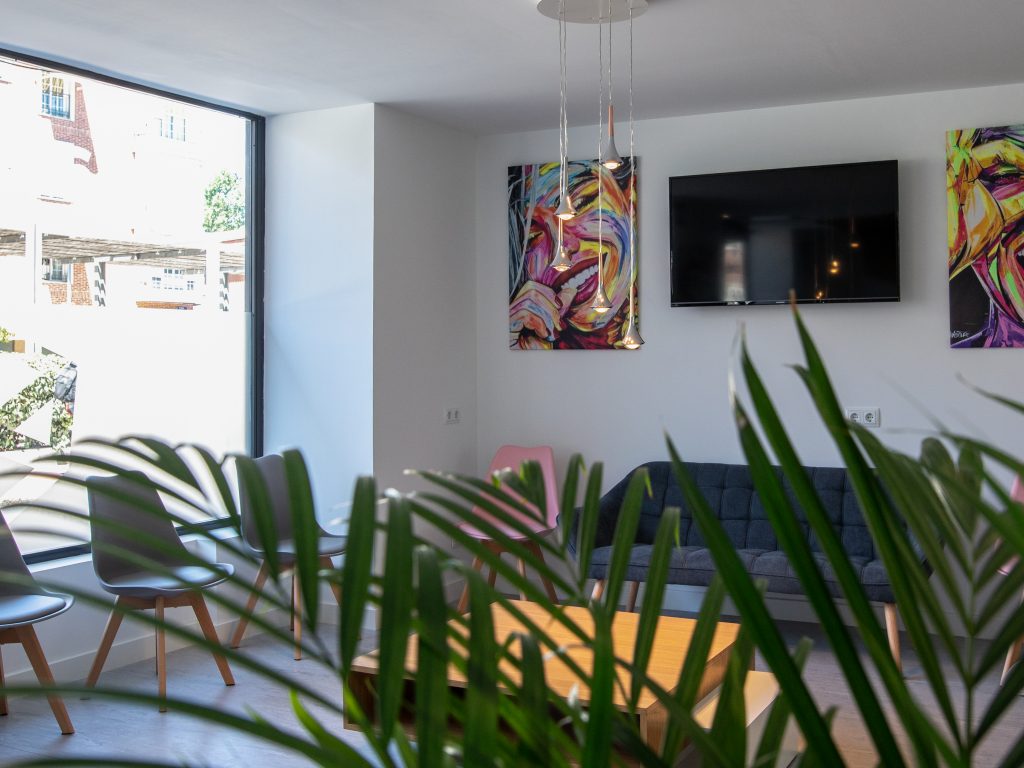 Sala de espera clínica dental en Villaverde | Sanilux